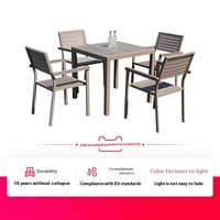 Ensemble table et chaise pliantes modernes en aluminium, design plastique et bois simple, pour les repas en plein air, la cour et le jardin.