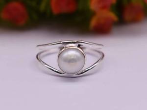 Anillo de Plata de Ley 925 con Baño de Rodio y Perla Natural de Agua Dulce con Corte Princesa para Bodas y Fiestas - Product Image 2