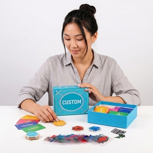 การ์ดเกมกระดานแบบกำหนดเองพร้อมแผ่นใส PET รูปหกเหลี่ยมสำหรับงานสังสรรค์ - Product Image 1
