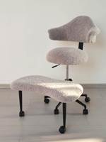 Chaise ergonomique à assise croisée avec dossier incurvé et réglage en hauteur, idéale pour la méditation, le yoga et une utilisation prolongée sur ordinateur