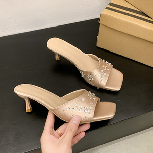 Nouvelles Sandales d'été élégantes à talon moyen et bout carré orné de strass pour femme, grandes tailles, tendance, à porter avec une jupe - Product Image 4
