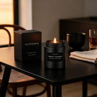 Pot à bougie en verre noir avec boîte assortie, surface mate et étiquette texturée pour les intérieurs modernes, la création artisanale et les cadeaux haut de gamme