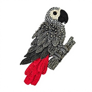 Colección Única de Broches Bordados a Mano de la Mejor Calidad, Tamaño 9 x 4 cm, con Pin - Forma de Loro Gris Americano - Product Image 1
