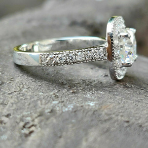 Anello classico da donna con design scintillante intarsiato, tono argento, gioielli alla moda per tutti i giorni - Product Image 3