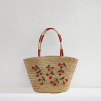 Nouveau Sac de Plage Seau à Bandoulière YCH 2025 – Broderie Lourde, Fermeture Ouverte, Doublure Polyester, Paille Tressée, Motif Cerise, Porté Main