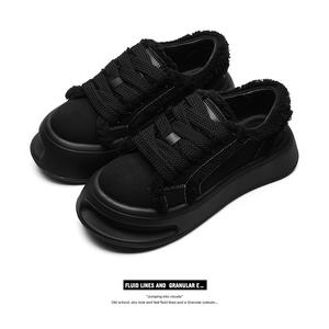 Un nuevo par de zapatillas casuales para hombre y mujer, con un diseño de moda único en blanco y negro y suelas gruesas. - Product Image 2