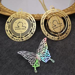 Collar de Joyería con Colgante de Marcador de Libros de Metal Calado con Constelaciones Giratorias de Moda - Product Image 4