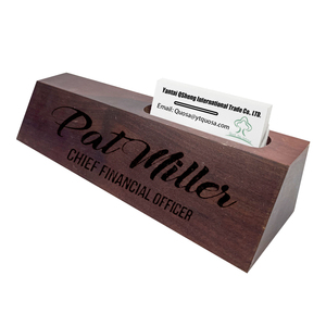 Plaque de nom de bureau en bois personnalisée avec porte-cartes de visite - Product Image 1