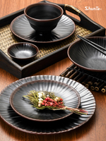 Assiettes de service rondes rayées en mélamine classiques et durables, noires, blanches, bleues et vertes, pour buffets et restaurants quotidiens