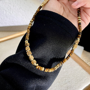 Collier chaîne pour femme en pierre naturelle œil de tigre, perles, plaqué or, design géométrique, style bohème, mode automne-hiver - Product Image 5