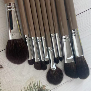 Juego de 10 brochas de maquillaje de pelo de ardilla con mango de madera, brochas súper suaves para polvos faciales y rubor para maquilladores - Product Image 6