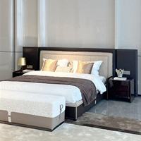 Lit plateforme de luxe léger en bois et cuir, avec tête de lit rectangulaire capitonnée, personnalisable pour chambre à coucher