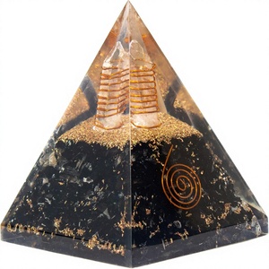 Pyramide d'orgonite artisanale avec bobine de cuivre et cristal de quartz pour la guérison spirituelle, le nettoyage énergétique, la protection et la méditation - Product Image 1
