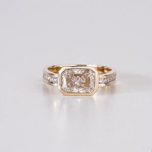 แหวนเพชรทองคำแท้ 14K เพชรเลี้ยงในห้องปฏิบัติการสำหรับผู้หญิง เครื่องประดับหรูหราพร้อมเพชรทรงบริลเลียนท์และดีไซน์ทันสมัยเหนือกาลเวลา - Product Image 1