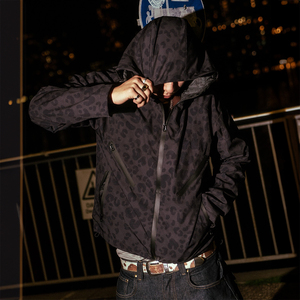 Giacca Antivento in Nylon Personalizzata con Stampa Leopardata, Impermeabile e Reattiva all'Acqua, per Sport all'Aperto e Sci - Product Image 1