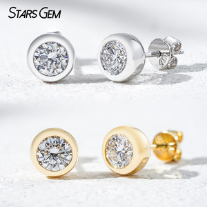 Pendientes de diamantes de laboratorio Starsgem para mujer, pendientes con bisel de oro de 10K, corte brillante redondo, pendientes solitarios clásicos tipo burbuja - Product Image 1
