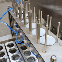 Machine de remplissage, de scellement et de bouchage liquide entièrement automatique de haute précision à 4/6/8 voies pour yaourt, crème, sauce chili et confiture