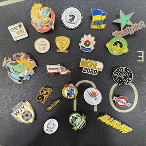 Directo de fábrica al por mayor logotipo personalizado Metal duro esmalte suave insignia broche moda Jersey alfileres de solapa decorativos para ropa - Product Image 1