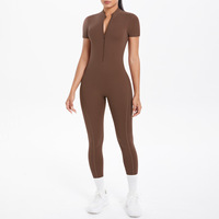 Combinaison moulante marron pour femme à col montant, manches courtes, découpe au dos, effet froncé aux fesses, taille haute, pour yoga et gym, avec logo personnalisé