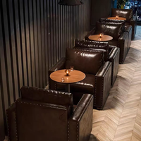 Fauteuil lounge en cuir clouté marron foncé, meuble globe pour whisky et café, pour bar à whisky, bar à café, salon à cigares et espace de réception