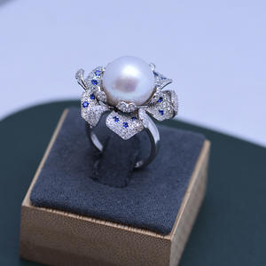 Anillo de Plata de Ley S925 para Mujer, con Perla de Agua Dulce de 12-13 mm, Redonda, Blanca, con Zirconia Cúbica de Alta Luminosidad, Sin Defectos Visibles - Product Image 2