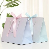 Sac en papier imprimé conçu sur mesure pour l'emballage de cadeaux de boutique de mode gaufrage par stratification mate pour la poudre libre de crème pour le visage