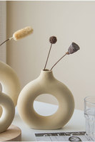 Vase donut de luxe fait à la main Nouveaux designs Vase à fleurs en céramique décoratif nordique pour la décoration intérieure et le mariage pour l'affichage de bureau