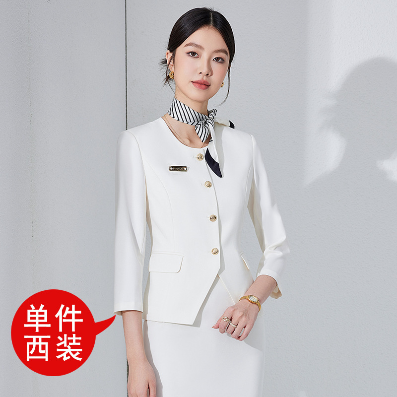 White three-quarter sleeve [single-piece suit]