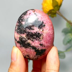 Pierre de rhodonite de haute qualité en gros, pierre de paume pour la décoration de la maison et les décorations de Feng Shui, accessoire élégant - Product Image 1