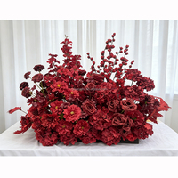 Chemin de table floral bleu roi et rose clair pour la décoration de la réception et du photomaton de la fête prénatale