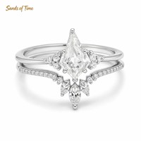Bague de promesse personnalisée en or K pour femme, motif chevron tendance, bande incurvée en V, moissanite verte taille cerf-volant, style Art Déco, vente en gros