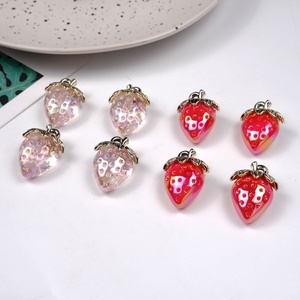 Nuevo Dije de Fresa Acrílico 3D con Hoja Dorada, 2.3*3.2cm, Dijes de Fruta para Hacer Joyería DIY, para Collar, Pulsera, Llavero - Product Image 2