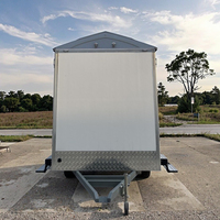 Remorque portable de luxe personnalisable pour toilettes avec toilettes et douche mobiles modernes pour l'extérieur fabriquée à partir d'un panneau sandwich de luxe
