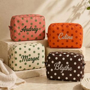 Pochette de maquillage personnalisée avec monogramme brodé, motif à pois, en polyester, organiseur de cosmétiques, pochette de voyage durable pour articles de toilette - Product Image 3
