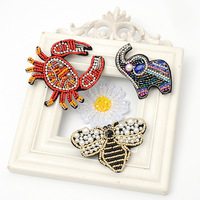 Nouveaux patchs en tissu brodés à la main avec des motifs d'éléphant, d'abeille et de crabe, décorations pour les coiffes, épingles créatives pour vêtements, chaussures, chapeaux, sacs