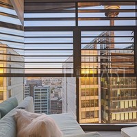Ventana Moderna de Aluminio con Vidrio y Persianas Ajustables para Ventilación