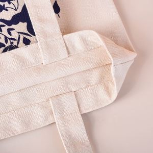 Sac fourre-tout en toile réutilisable écologique, couleur beige crème et noir, personnalisable avec motif lettres et logo sur mesure - Product Image 5