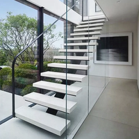 Escalier flottant moderne en acier et bois sur mesure avec éclairage LED pour villa