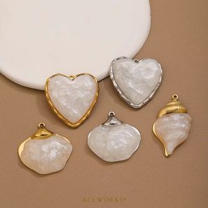 Galerie Métal Rencontre Nature |   Charmes en coquillages naturels en acier inoxydable plaqué or 18K PVD |   Pendentifs en nacre en forme d'éléphant et d'ananas - Product Image 6