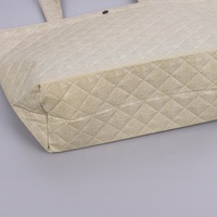 Sac fourre-tout personnalisable en non-tissé, écologique, durable et réutilisable, avec fermeture épaule, gaufrage et finition laser brillante argent/or sur mesure
