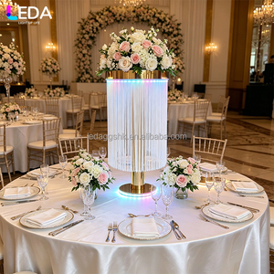 ขาตั้งดอกไม้โลหะทรงกลมสีทองสำหรับงานแต่งงาน LEDA พร้อมฉากหลังตกแต่งสีเงินสำหรับวางบนโต๊ะและม่าน - Product Image 1