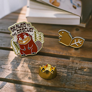 Pin de Solapa Personalizado de Metal Dorado con Diseño de Ardilla de Anime y Dibujos Animados, Broche de Esmalte Suave con Corona - Product Image 1