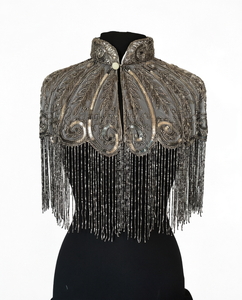 Capa con Cuentas y Flecos, Chaqueta Bolero con Cuello de Lentejuelas Plateadas y Doradas, Poliéster, Disponible en Stock - Product Image 1