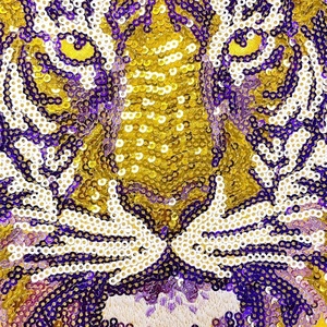Toppa Termoadesiva Grande con Ricamo a Testa di Tigre in Paillettes Oro e Viola, Applique Mascotte Animale per Giacca di Jeans e Felpa con Cappuccio - Product Image 6