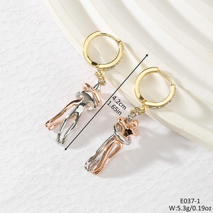 Boucles d'oreilles Huggie pour amoureux, en alliage de zinc, bicolores, en forme humaine, design couple, cadeau unisexe, bijoux tendance - Product Image 2