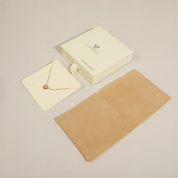 Ensemble d'emballage de bijoux blanc crème personnalisé avec boîte cadeau, pochette en microfibre et carte de présentation de collier pour les marques de bijoux