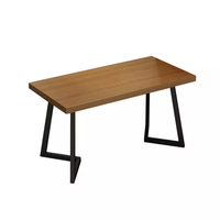 Des tables et des chaises en bois populaires peuvent être utilisées dans les restaurants et les balcons