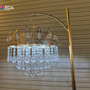 Lámpara LED de Piso Elegante de Metal LEDA con Candelabro de Cristal para Decoración de Bodas - Product Image 2