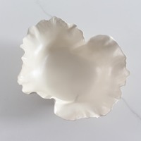 Moderne matte beige afwerking, delicate met de hand aangebrachte geruite patronen, keramische chocolade- en fruitserveerschaal & -kom voor cadeaus