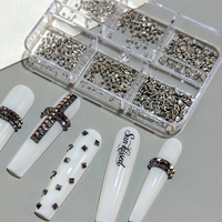 Vente en gros : Breloques pour ongles style Punk Gothique à 6 compartiments, tailles assorties, clous métalliques carrés et pyramidaux, strass et rivets 3D pour la décoration d'ongles DIY